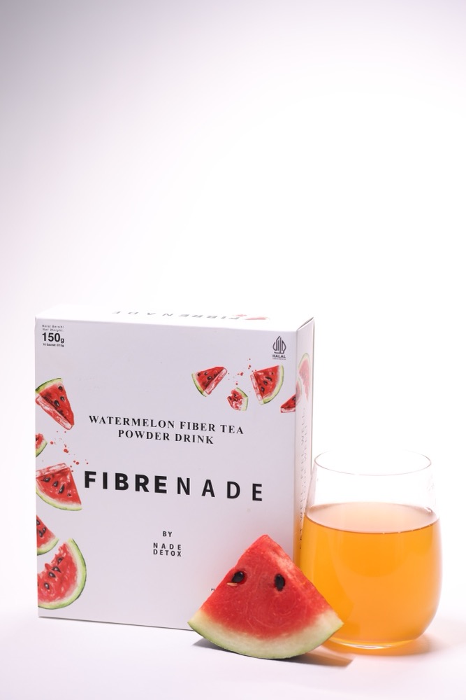 Box Fibrenade dengan segelas minuman Fibrenade dan potongan semangka